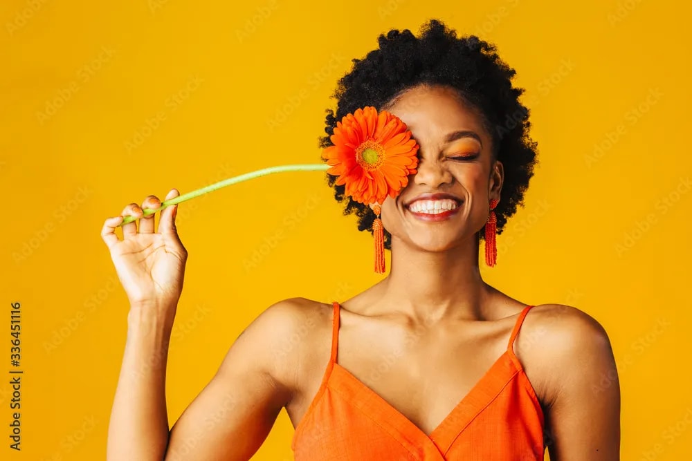 assurance-emprunteur-femme-fond-orange-fleur