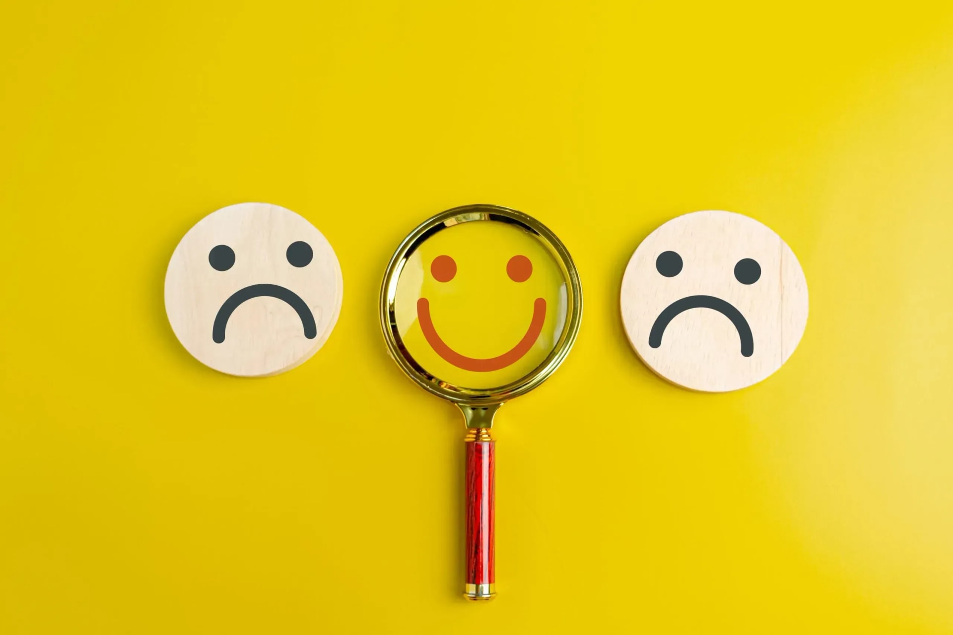 Loupe sur fond jaune expliquant les raisons de choisir l'assurance en délégation.