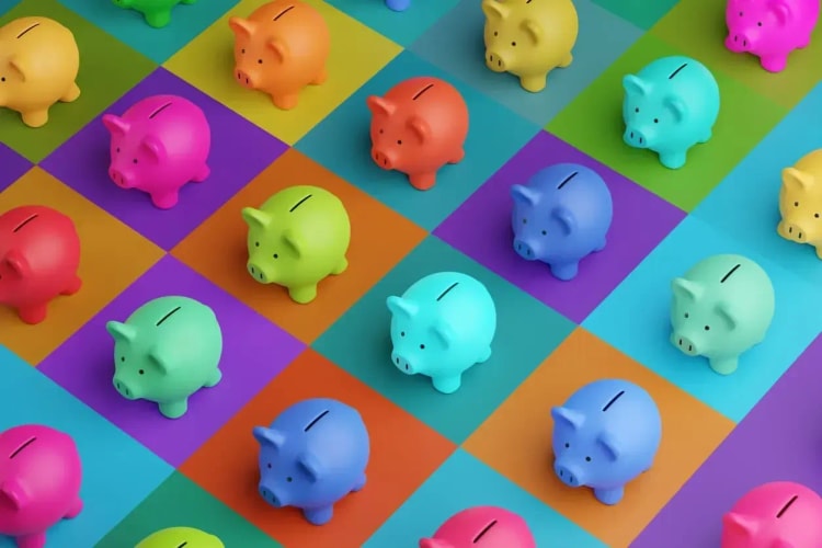 Cochons tirelire posés sur un échiquier, symbolisant la stratégie d’apport personnel pour l’achat immobilier