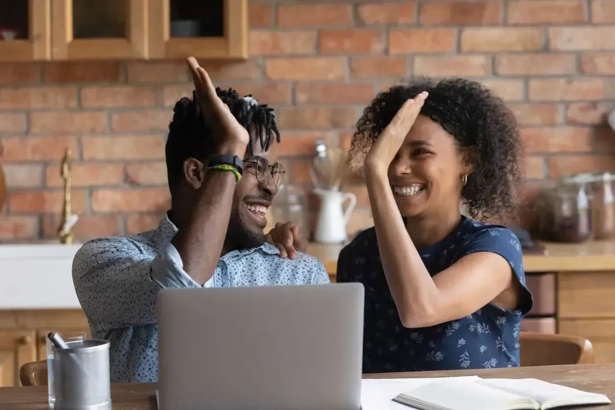 Couple faisant un check à la réception de leur nouvelle maison après l’achat
