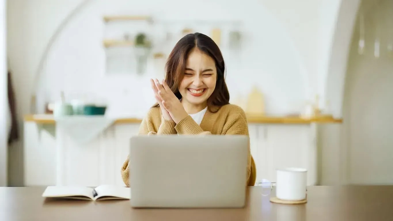 Jeune femme utilisant un ordinateur pour rechercher un prêt immobilier