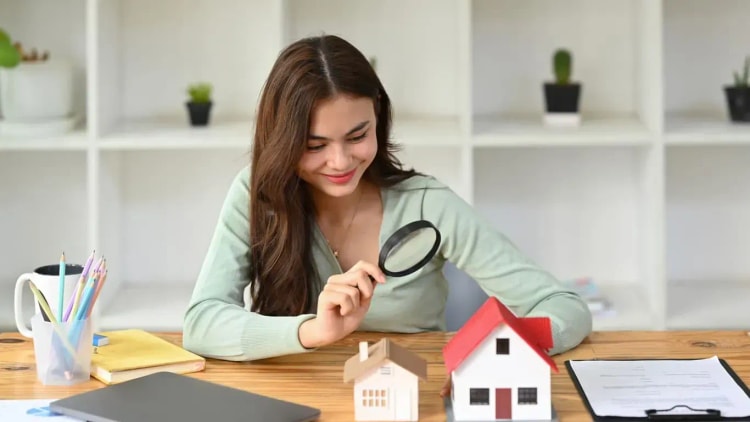 Bilan de la loi Lemoine : emprunteur consultant son assurance de prêt immobilier