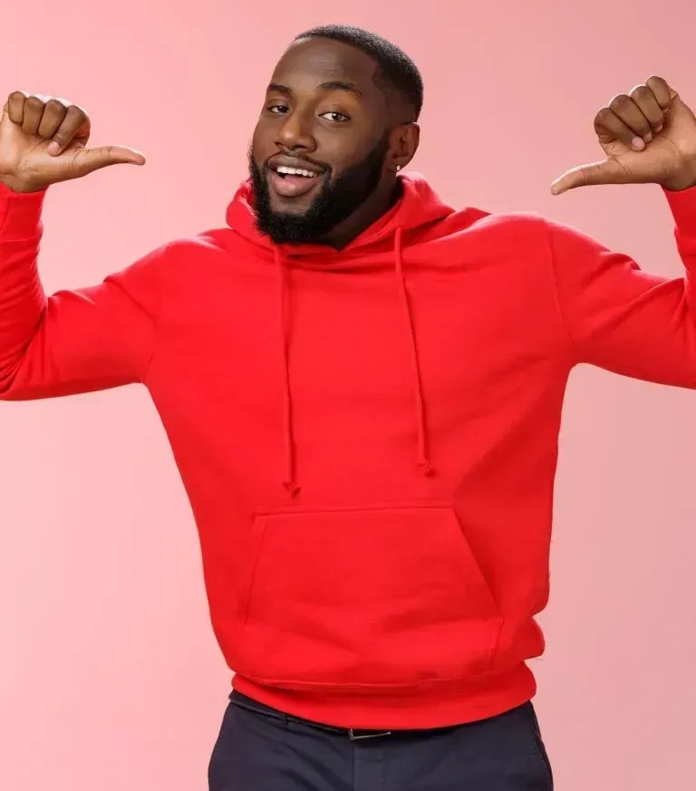 Homme heureux  Homme souriant exprimant la satisfaction et le bien-être